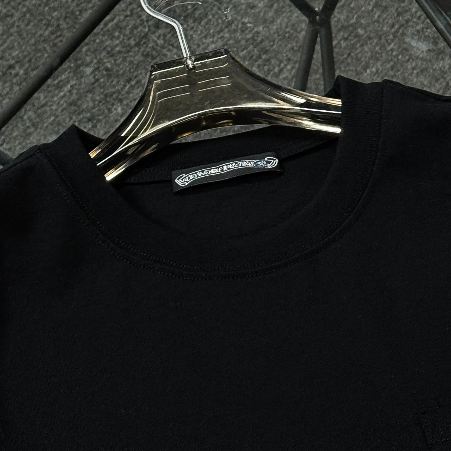 P170 Chrome Hearts Chrome Hearts 25 high-end versions. The fabric is made of 300 grams of high-density pure cotton. It does not deform or shrink. It has three labels. It is the same style for men and women. Technology: Digital printing. Color: White. Black. SIZE: S-XL.